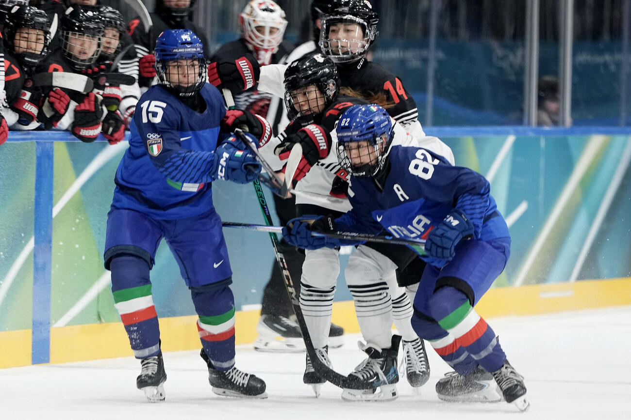 日本対イタリア　第3ピリオド、相手選手と競り合う浮田（中央）（撮影・前田充）