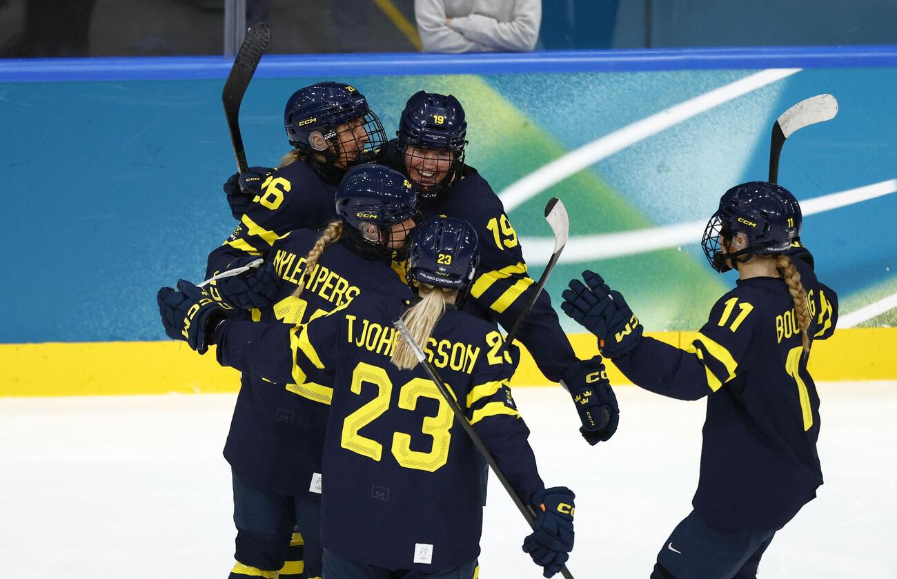 チームメイトと4点目のゴールを喜ぶスウェーデン・オルソン（ロイター）