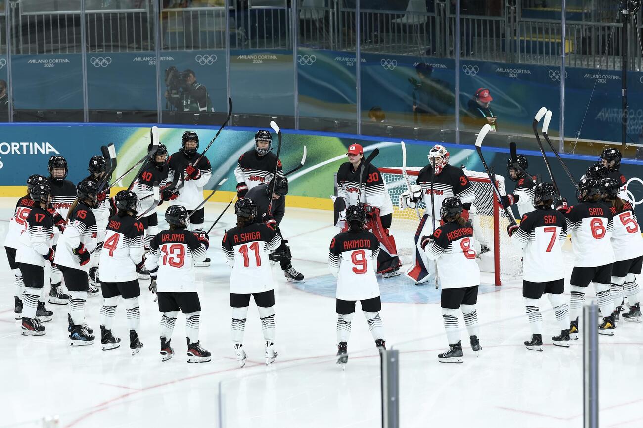 日本対スウェーデン　スウェーデン戦に臨む日本の選手たち（撮影・前田充）