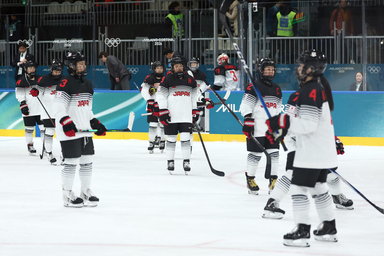 日本対スウェーデン　スウェーデンに敗れ、予選敗退が決まった日本の選手たち（撮影・前田充）