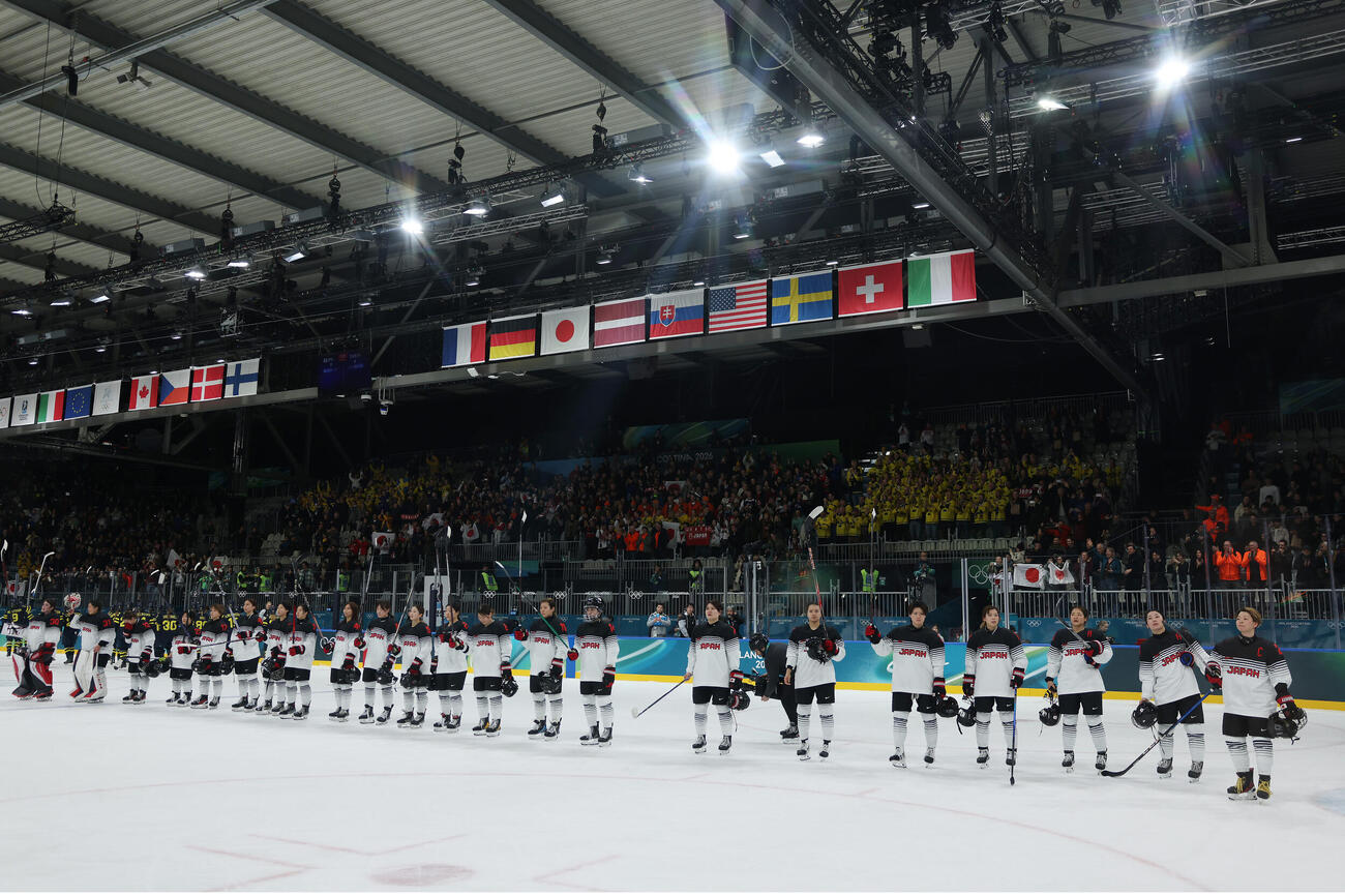 日本対スウェーデン　スウェーデンに敗れ、予選敗退が決まった日本の選手たち（撮影・前田充）
