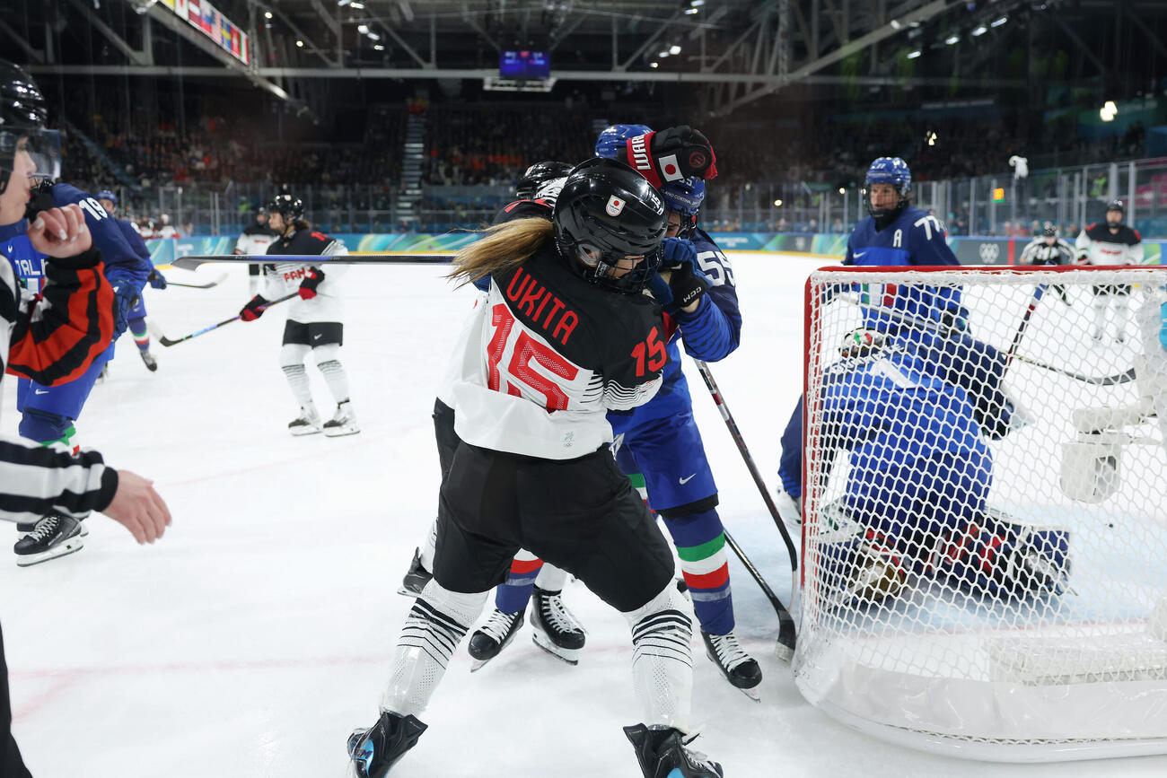 9日、イタリア戦で相手選手ともみ合いになる日本代表・浮田（撮影・前田充）