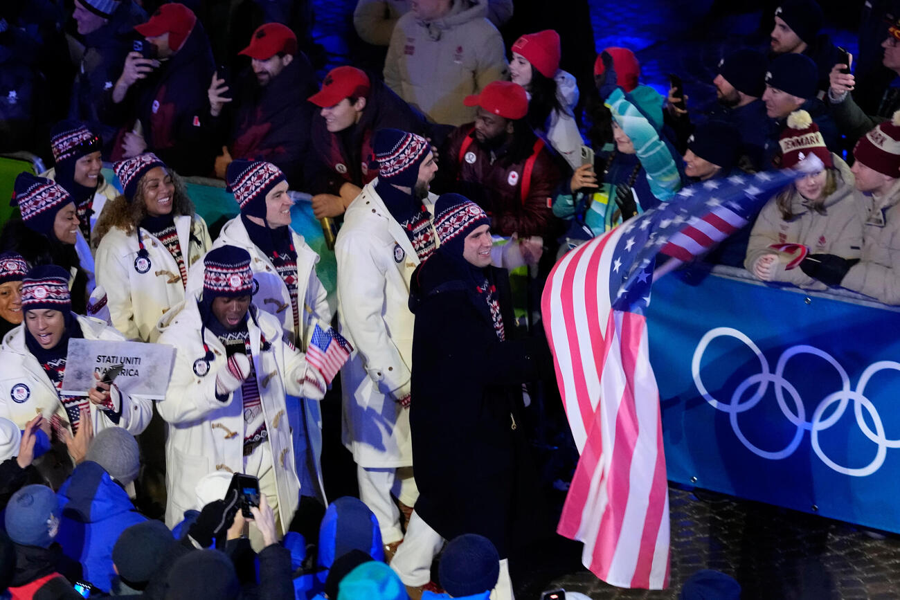ミラノ・コルティナ五輪の開会式に入場する米国選手団（AP）