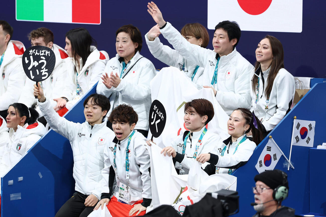 三浦、木原組に声援を送る日本の選手たち（撮影・前田充）