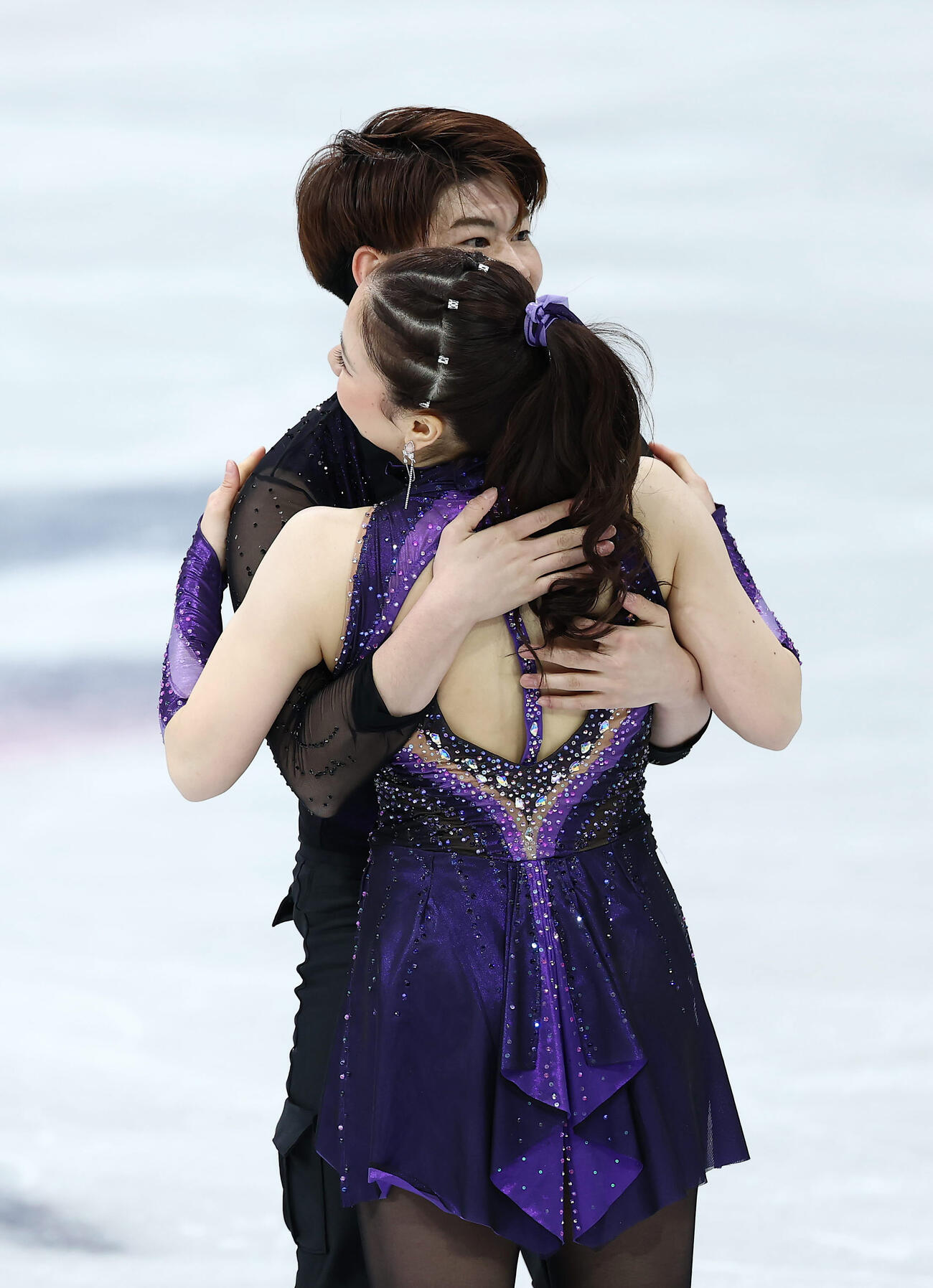 団体アイスダンス・リズムダンスの演技を終え抱き合う吉田（手前）、森田組（撮影・前田充）