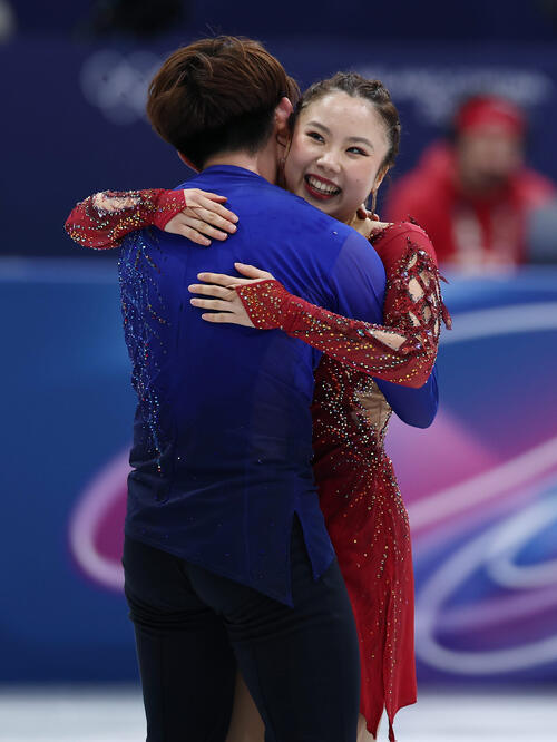 団体アイスダンス・フリーダンスの演技を終え、抱き合う吉田（右）、森田組（撮影・前田充）
