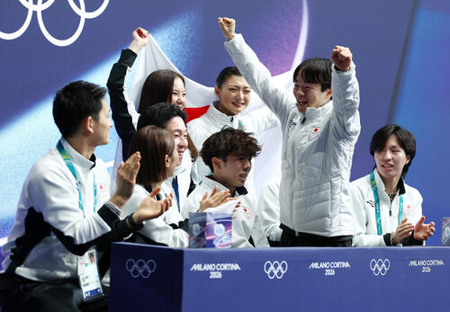 佐藤（中央）の得点を確認し、喜び日本の選手たち（撮影・前田充）