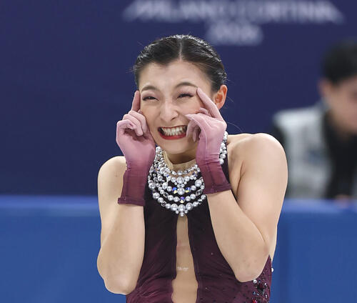 団体女子フリーの演技を終え笑顔を見せる坂本（撮影・前田充）