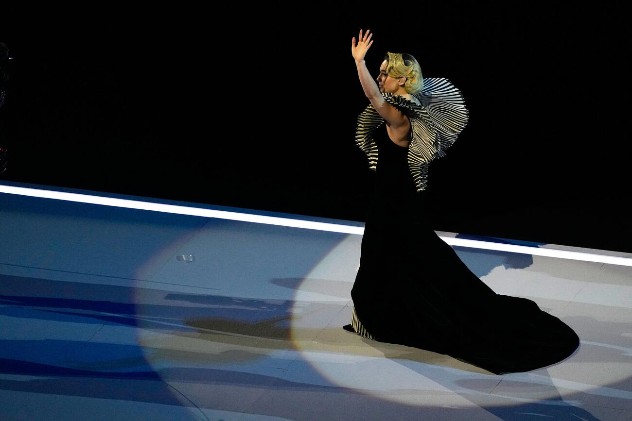 開会式でパフォーマンスを披露するイタリア俳優マチルダ・デ・アンジェリス（AP）