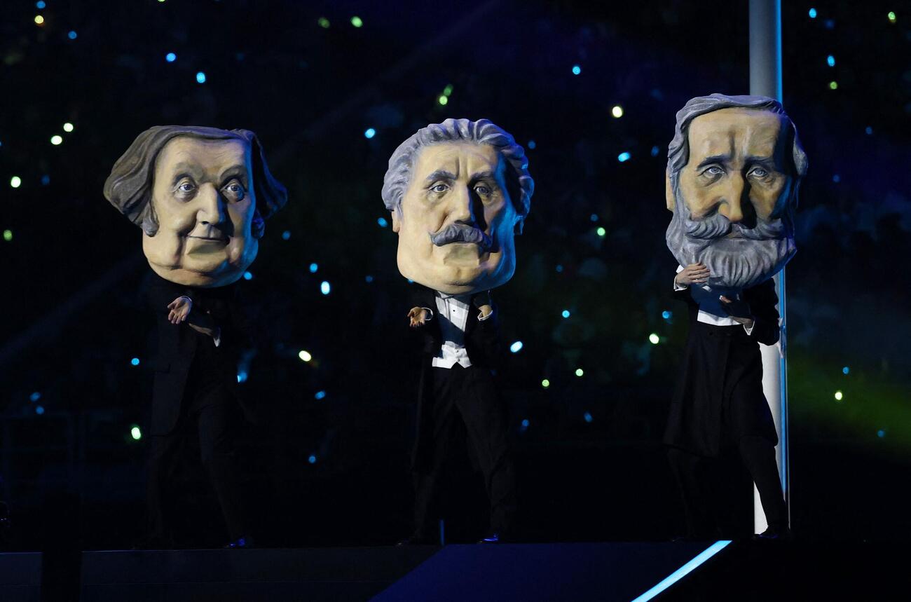 イタリアの作曲家、ジュゼッペ・ヴェルディ、ジャコモ・プッチーニ、ジョアキーノ・ロッシーニに扮した出演者が開会式で演奏 （ロイター）