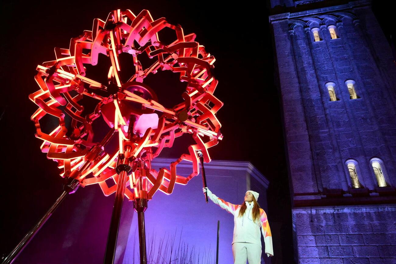 ソフィア・ゴッジャがオリンピック聖火を掲げる様子（ロイター）