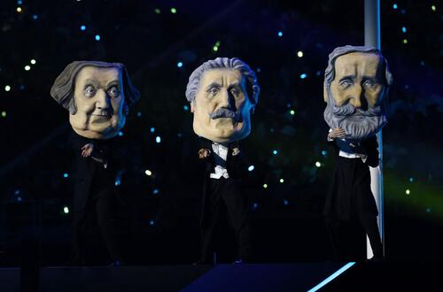イタリアの作曲家、ジュゼッペ・ヴェルディ、ジャコモ・プッチーニ、ジョアキーノ・ロッシーニに扮した出演者が開会式で演奏 （ロイター）