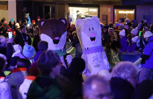 ティナとミロの両マスコットも会場へ（AP）