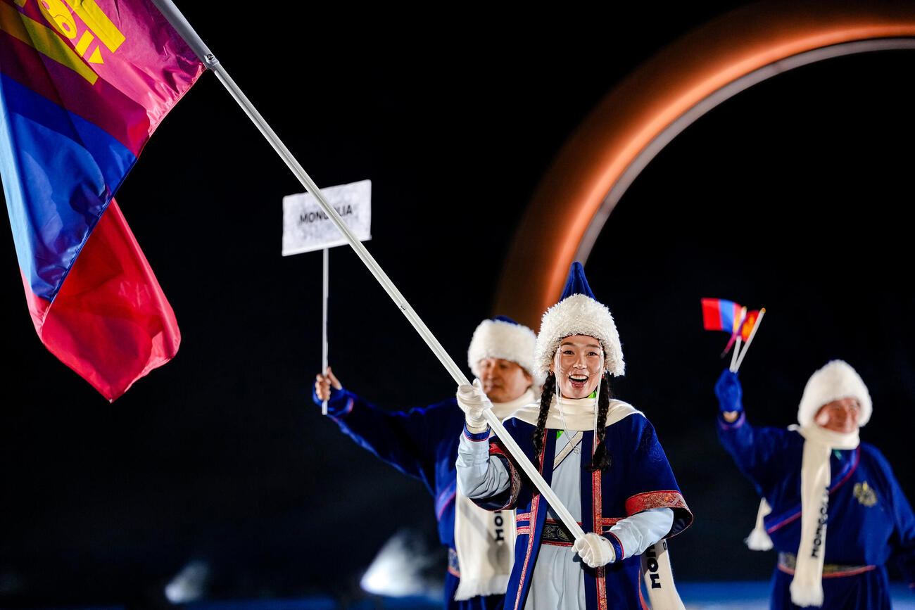 ミラノ・コルティナ五輪の開会式に入場する旗手のアリウントゥンガラグ・エンフバヤルらモンゴル選手団（AP）