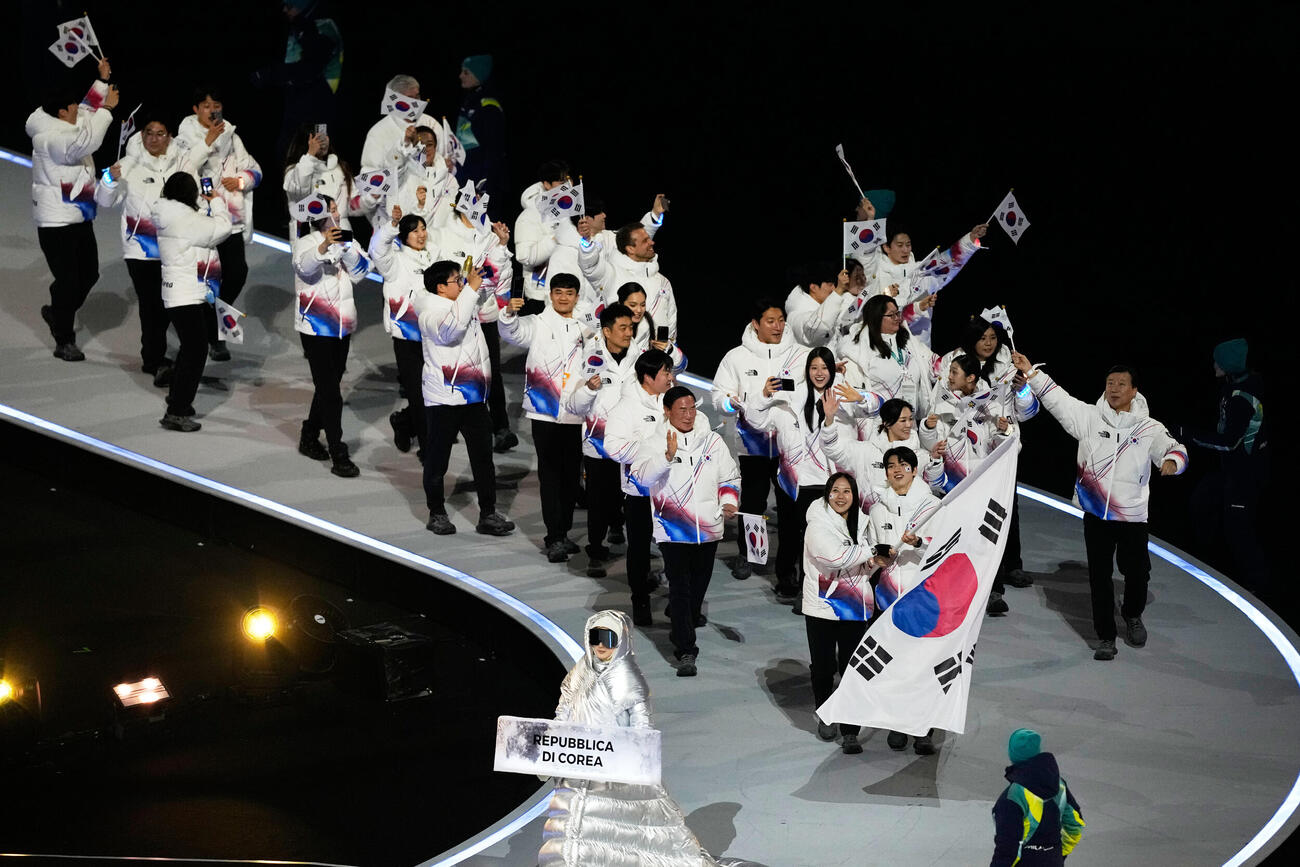 韓国の選手団の入場（AP)