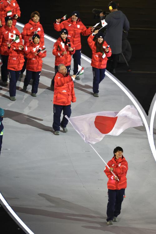 開会式で行進する日本選手団。旗手を務めるのはスピードスケートの森重(撮影・前田充)