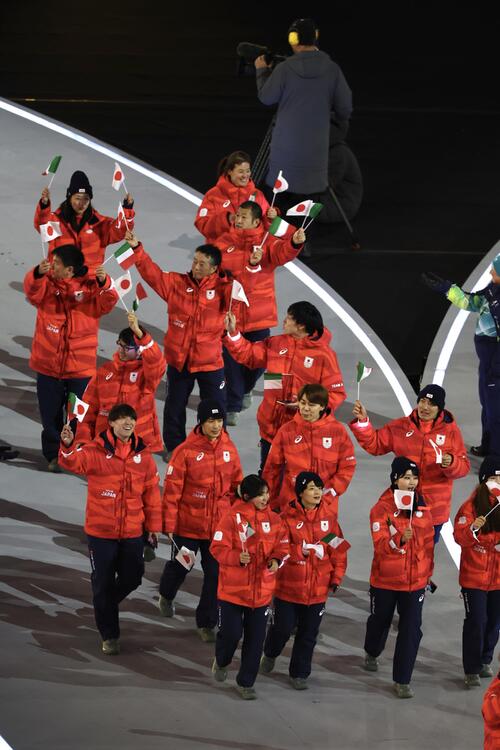 開会式で行進する日本選手団(撮影・前田充)