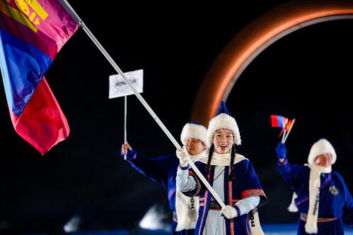 ミラノ・コルティナ五輪の開会式に入場する旗手のアリウントゥンガラグ・エンフバヤルらモンゴル選手団(AP)