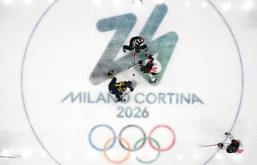 試合開始時のフェイスオフ。スウェーデン・ルンディンと床秦留可（ロイター）