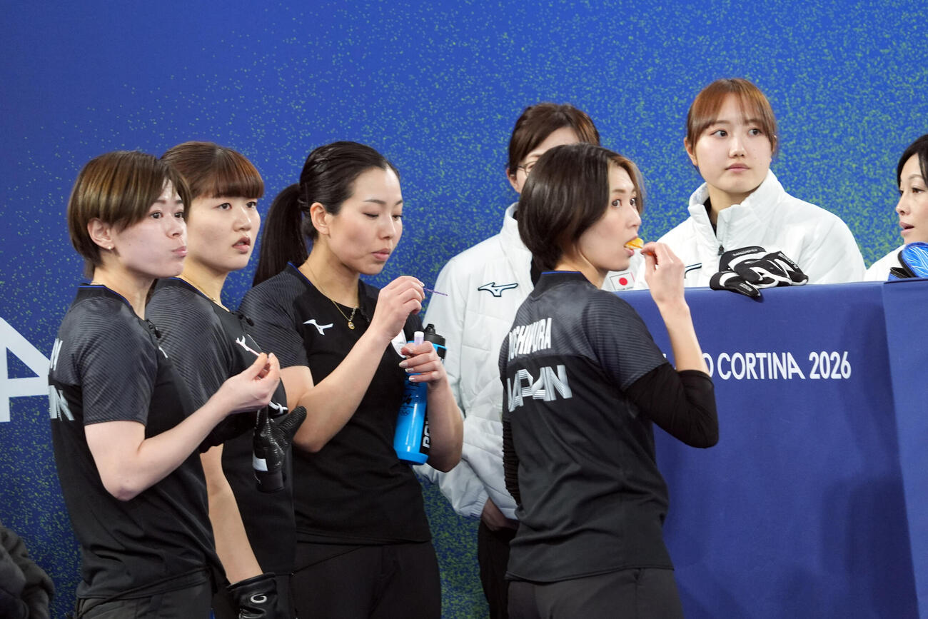 日本対スウェーデン　カーリング女子予選　第3エンドを終え、エネルギー補給する日本代表（撮影・パオロ　ヌッチ）