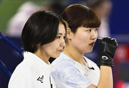 日本-デンマーク 第4エンド、試合を見守る吉村(手前)と小谷(共同)