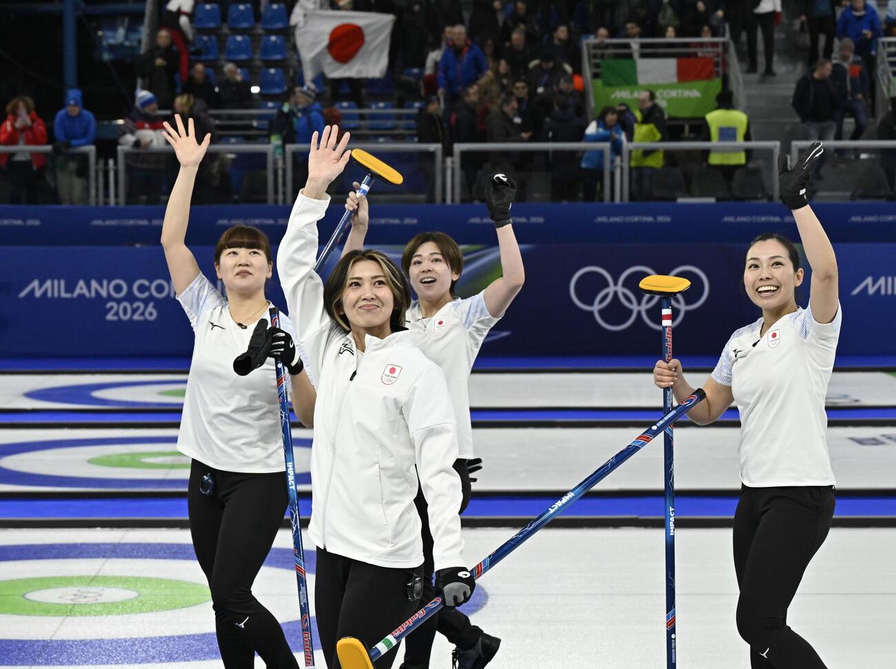 スイスに勝利し、スタンドに手を振る（左から）小谷、吉村、小野寺、近江谷＝コルティナダンペッツォ（共同）