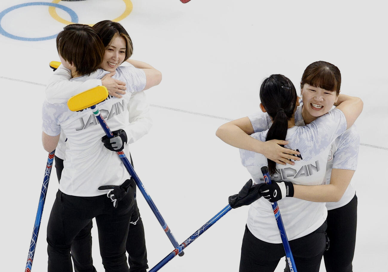 スイスに勝利し、抱き合って喜ぶ吉村（左奥）、小谷（右奥）ら＝コルティナダンペッツォ（共同）
