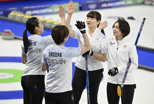 日本―スイス 第4エンド、同点に追い付きタッチを交わす(右から)吉村、小谷ら=コルティナダンペッツォ(共同)