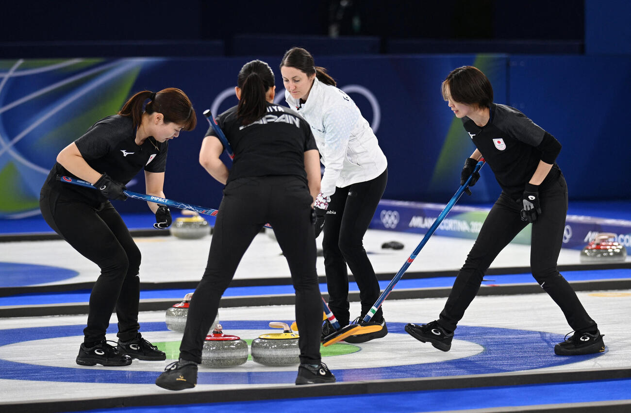 日本－米国　ストーンの行方を見つめるフォルティウスの選手たち（ロイター）