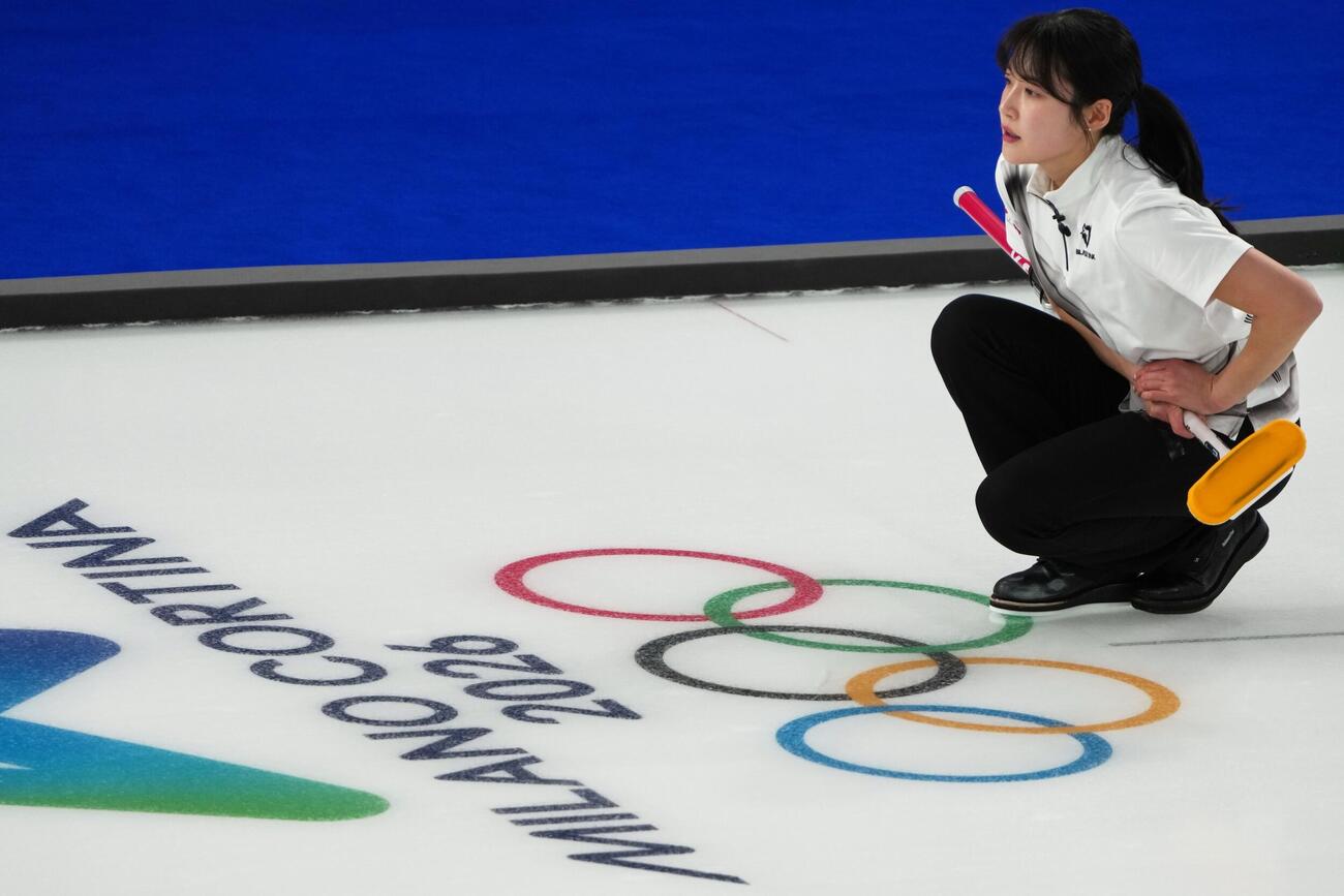 日本対韓国　ストーンを見つめるソル・イェウン（AP）