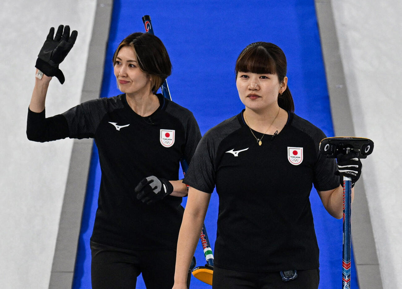 カーリング女子１次Ｌ　日本－カナダ　カナダに敗れ、引き上げる日本代表フォルティウス吉村紗也香（左）と小谷優奈（ロイター）
