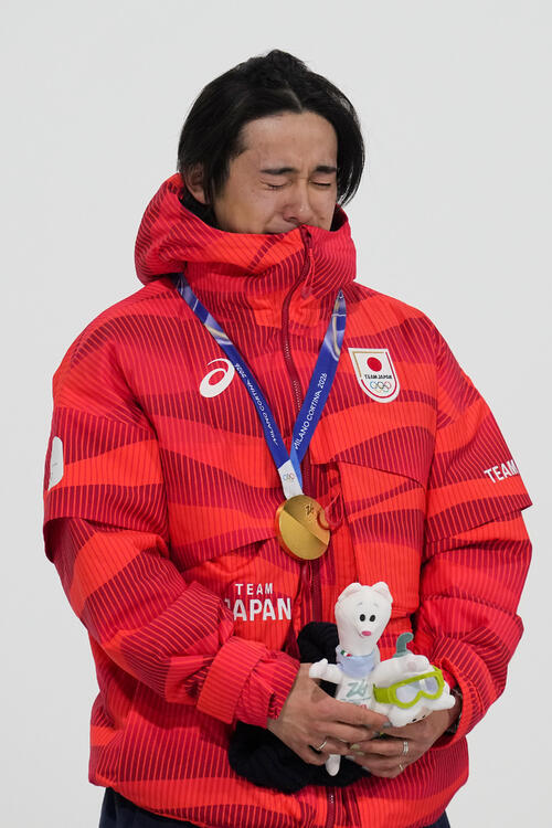 スノーボード男子ハーフパイプ決勝 金メダルを獲得し喜びの涙を流す戸塚優斗(AP)