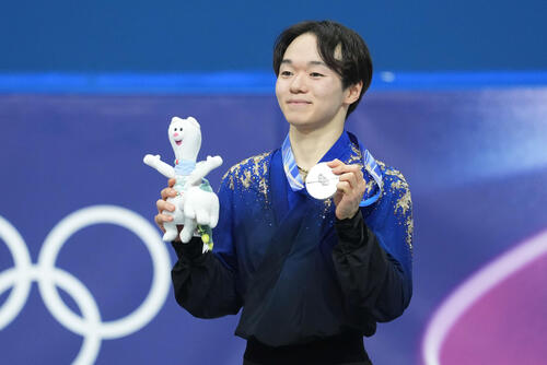 表彰式で銀メダルを手に記念撮影する鍵山(撮影・パオロ ヌッチ)