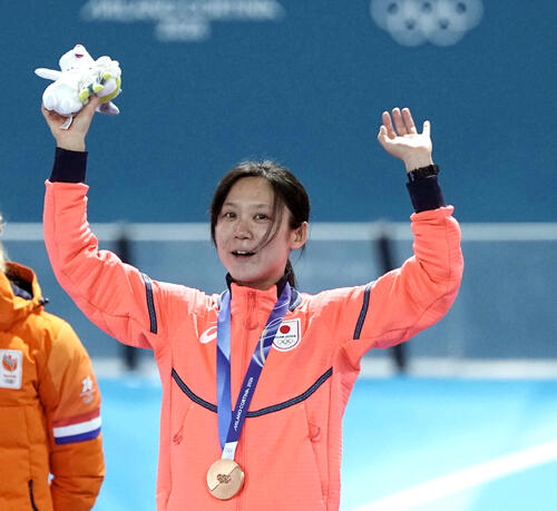 女子1000メートルで銅メダルを獲得し、表彰台で笑顔を見せる高木(撮影・前田充)