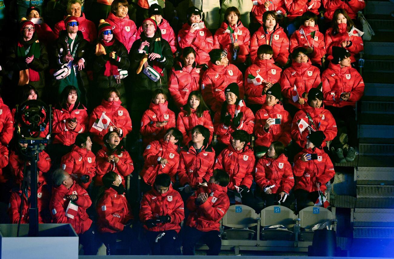閉会式に出席した日本選手団（共同）
