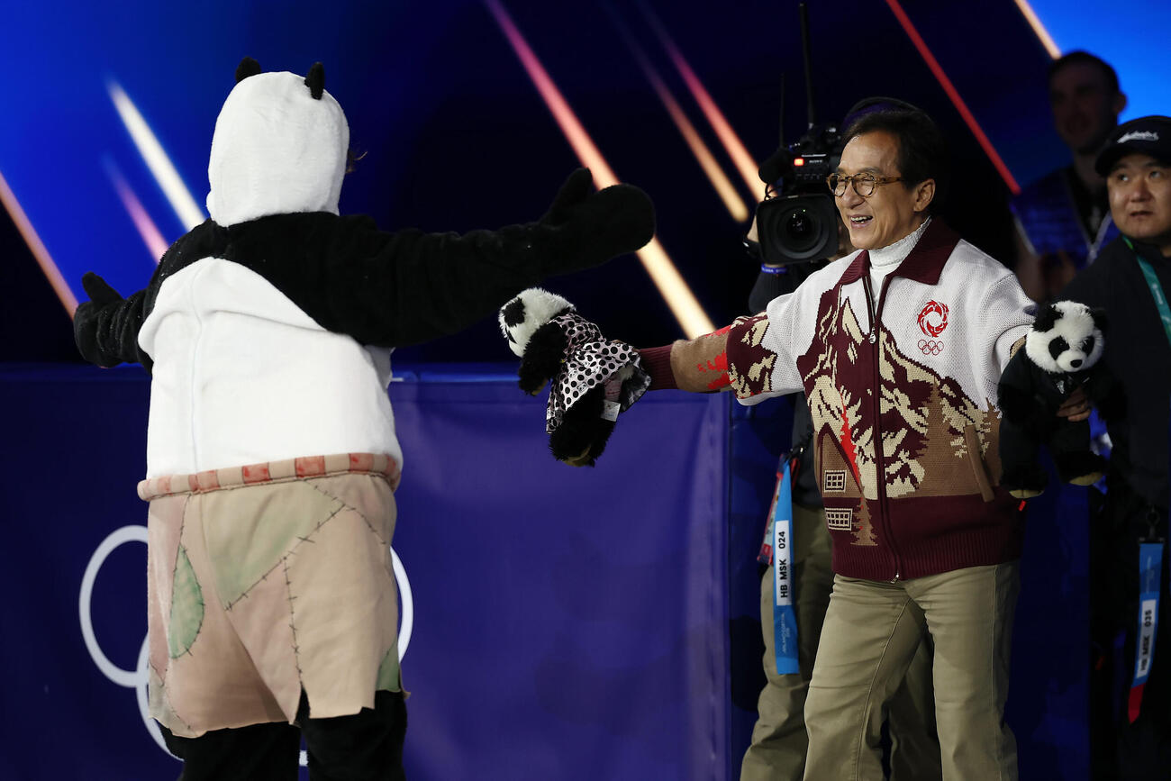 演技を終えたミハイル・シャイドロフ（左）を迎えるジャッキー・チェン（撮影・前田充）