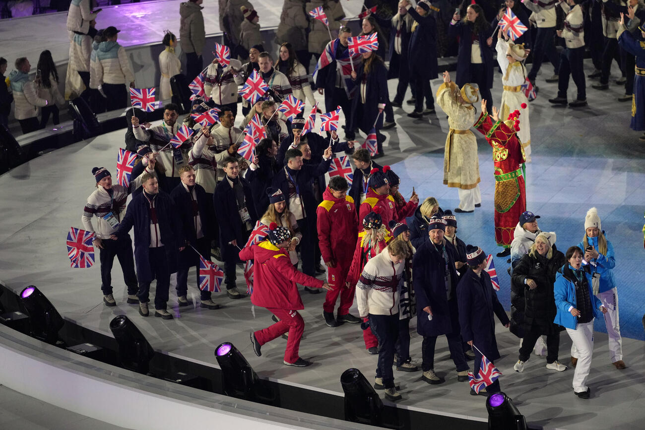 閉会式で入場するイギリスの選手たち（AP）