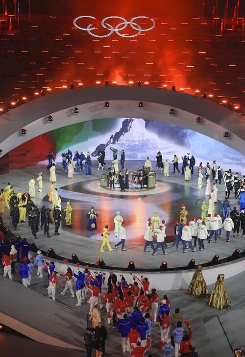 ミラノ・コルティナ五輪の閉会式で入場する各国の選手団(代表撮影・共同)