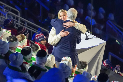 閉会式でミラノ・コルティナ五輪組織委のマラゴ会長(手前)と抱擁するIOCのコベントリー会長(撮影・パオロ ヌッチ)