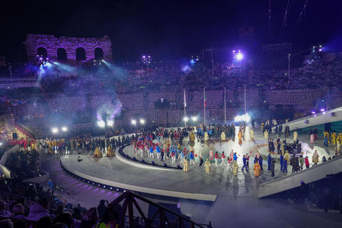 ミラノ・コルティナ五輪閉会式に入場する各国の選手団（撮影・パオロ　ヌッチ）