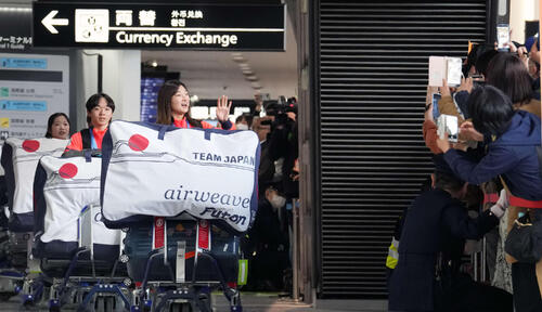 帰国しファンに手を振る女子フィギュアスケートの坂本（撮影・小島史椰）