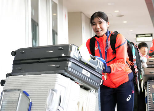 帰国し笑顔を見せる女子スピードスケートの野明（撮影・小島史椰）