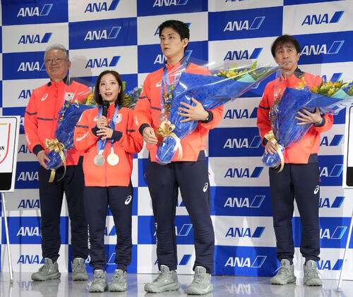 帰国しあいさつをするフィギュアスケート・ペアの三浦（左から2人目）と木原（左から3人目）（撮影・小島史椰）