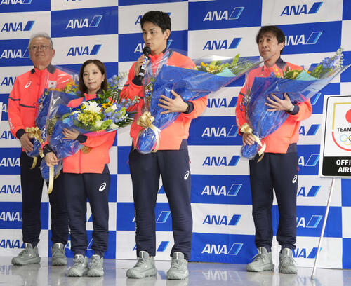 帰国しあいさつをするフィギュアスケート・ペアの三浦（左から2人目）と木原（左から3人目）（撮影・小島史椰）
