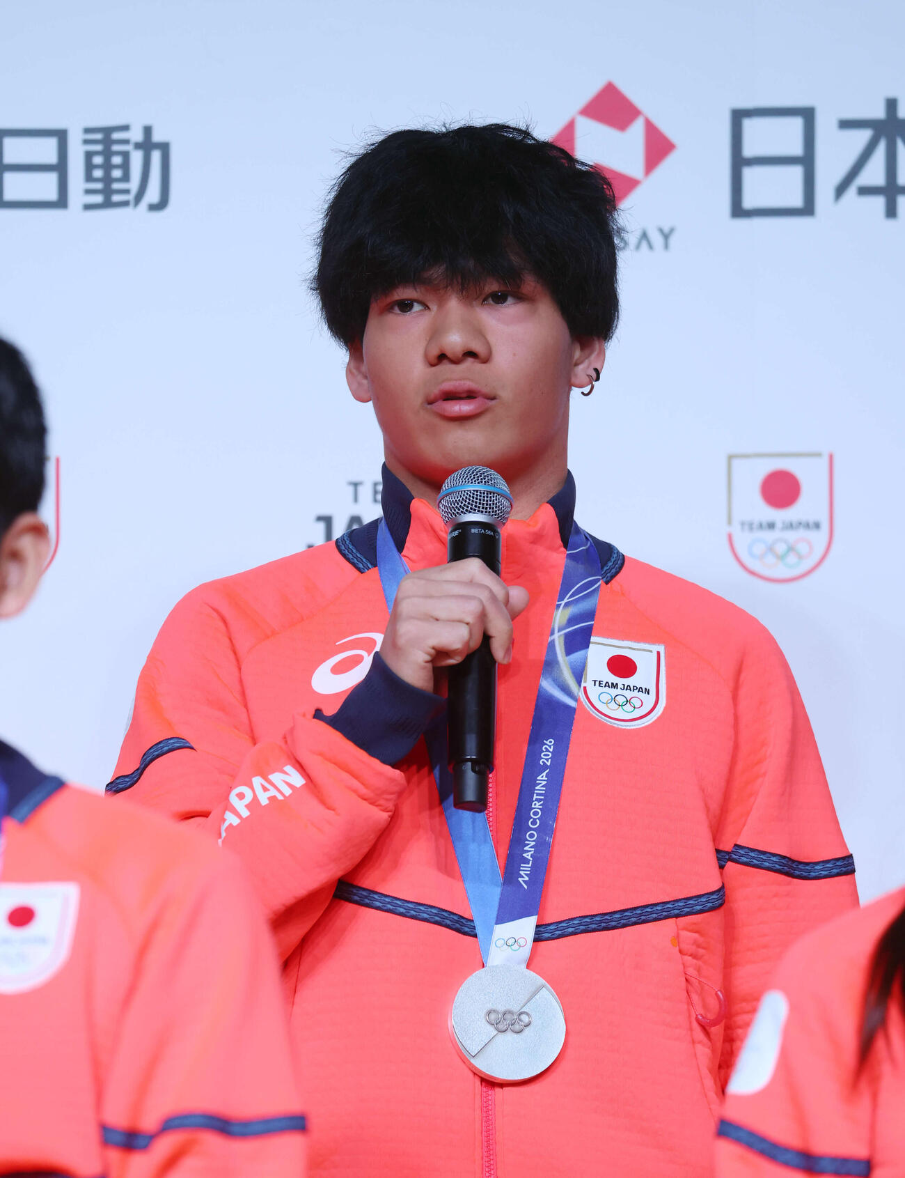 帰国時記者会見の登壇し話をする木俣（撮影・増田悦実）