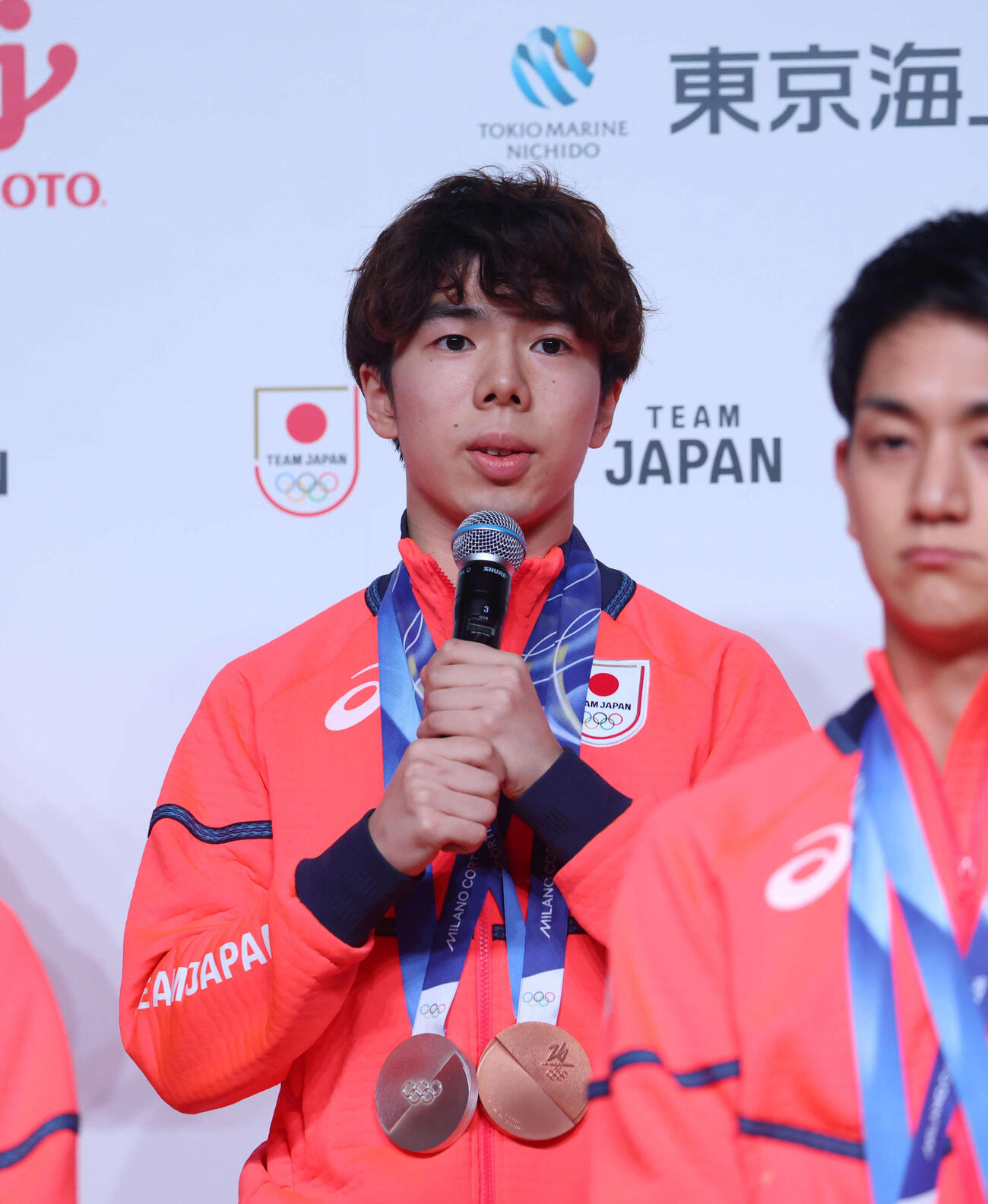 帰国時記者会見の登壇し話をする佐藤（撮影・増田悦実）