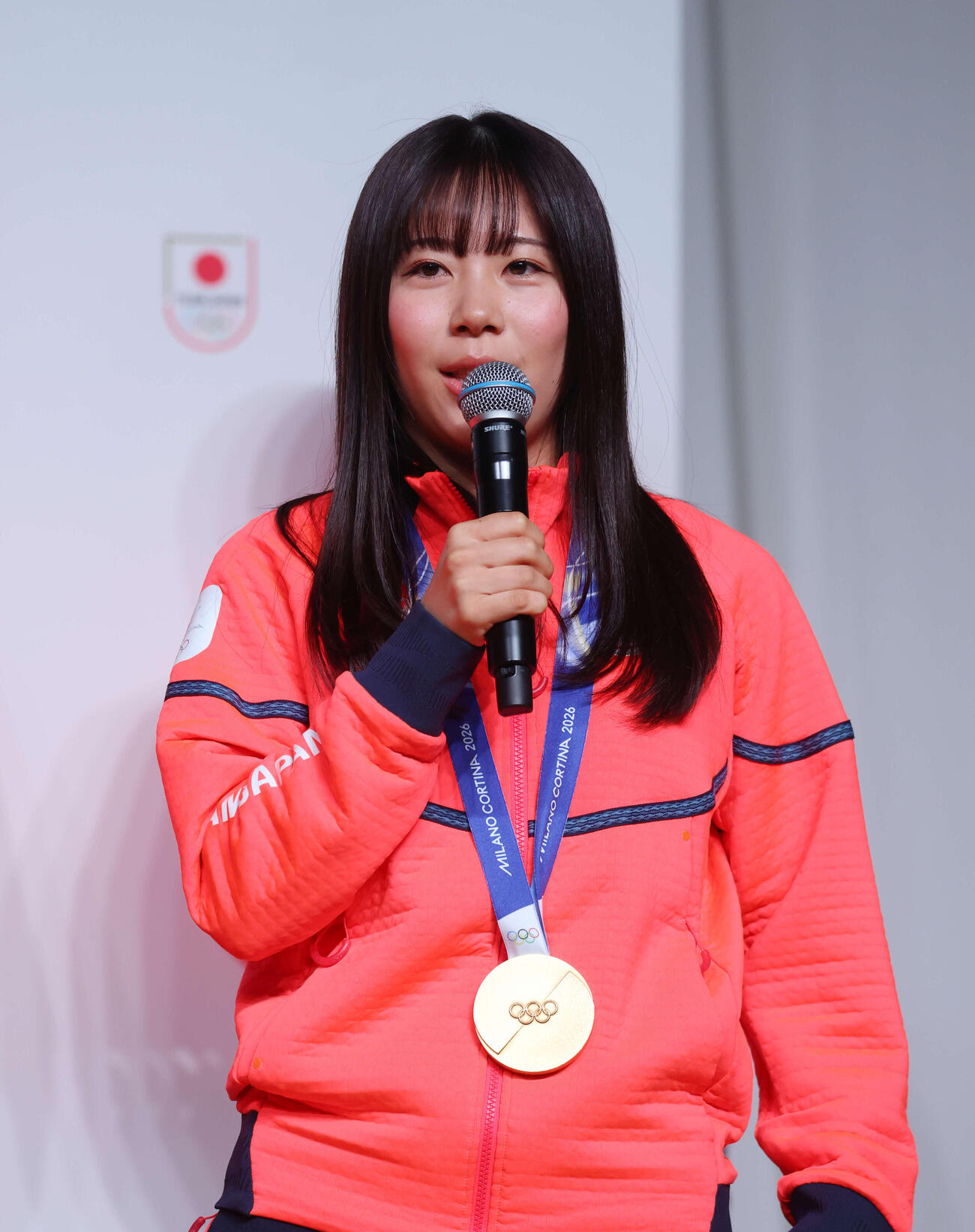 帰国時記者会見に登壇し話をする深田（撮影・増田悦実）