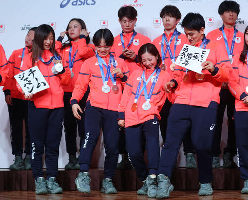 記念撮影で笑顔を見せる、左から坂本、鍵山、三浦、木原(撮影・増田悦実)