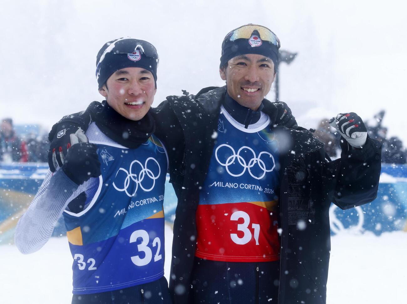 男子団体スプリントの競技を終え、山本涼太（左）と肩を組む渡部暁斗＝テーゼロ（共同）