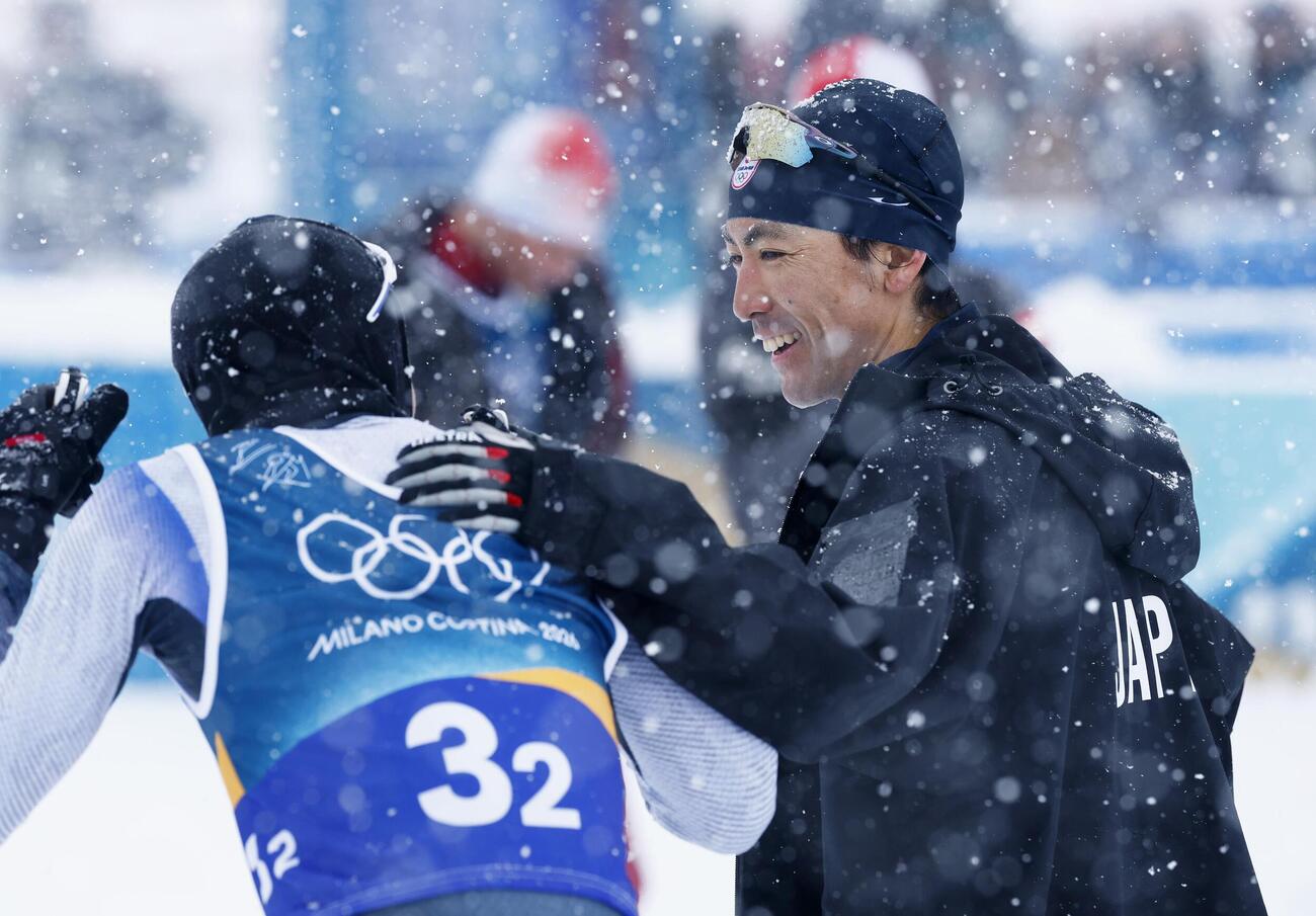 男子団体スプリントの後半距離で、ゴールした山本涼太（左）をねぎらう渡部暁斗＝テーゼロ（共同）